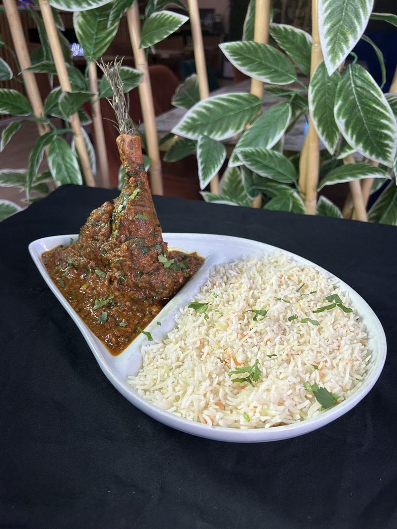 Souris d'agneau mijotée dans sa sauce aux épices, riz basmati